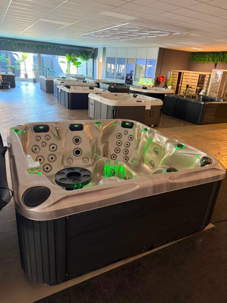 Luxe Passion Spas Jacuzzi / Spa – Slechts € 5.750, Ophalen, Zo goed als nieuw, Trap, Vast