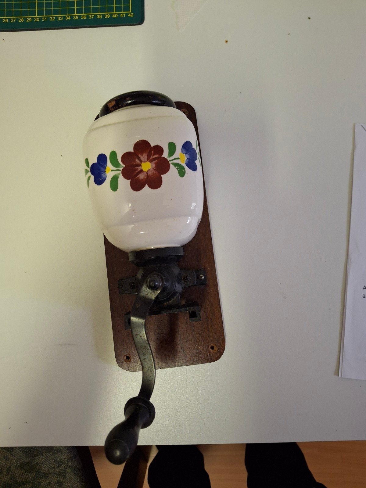 Vintage wandkoffiemolen met bloemmotief, Antiek en Kunst, Ophalen