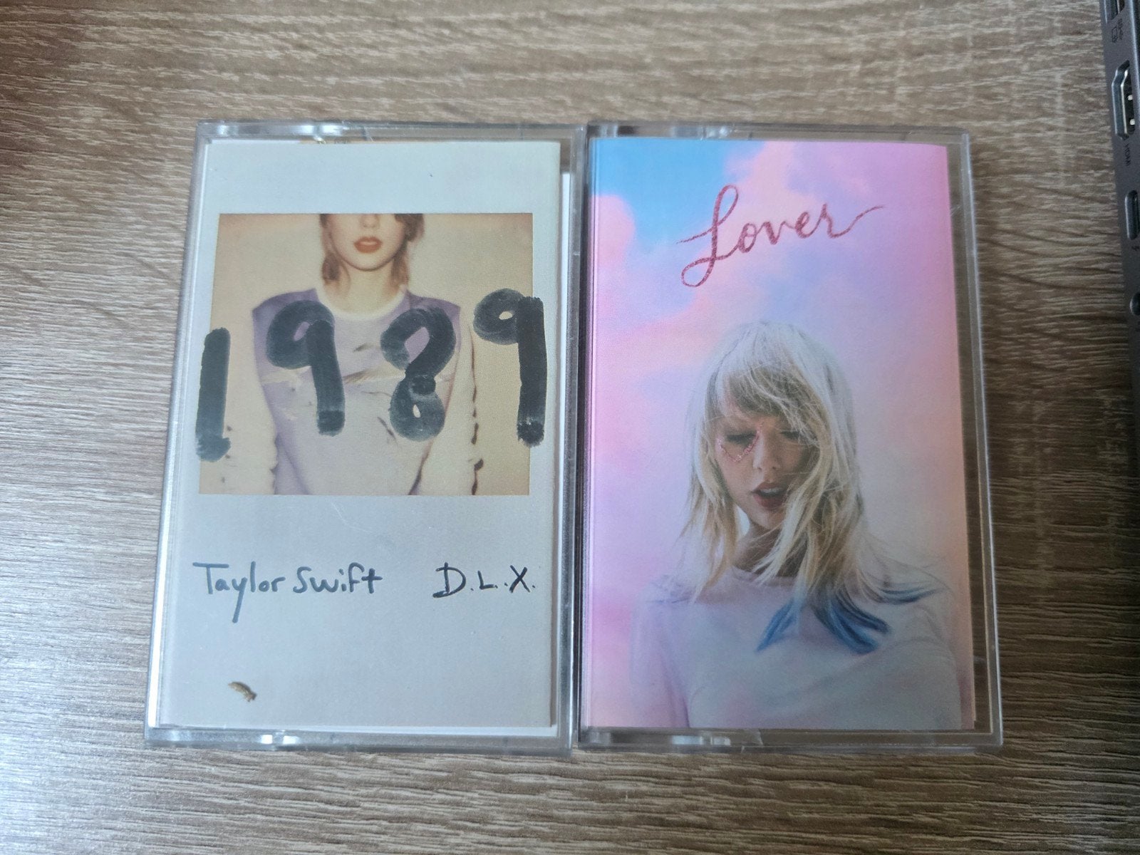 Taylor Swift Cassettes: 1989 Deluxe & Lover, Cd's en Dvd's, Cassettebandjes, Ophalen of Verzenden, Zo goed als nieuw, Pop, 2 t/m 25 bandjes