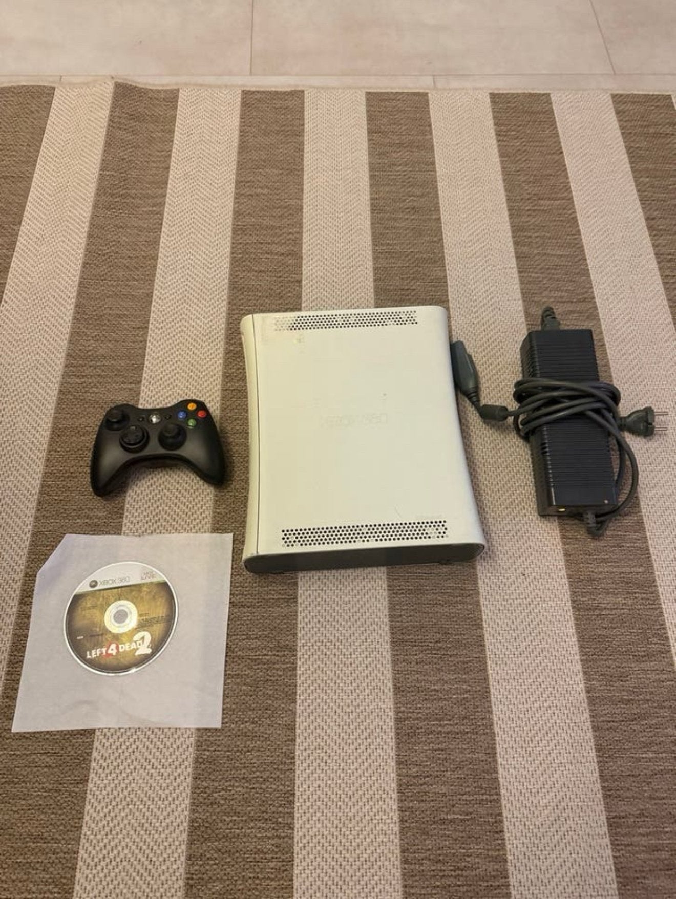 Xbox 360 + controller en game, Spelcomputers en Games, Spelcomputers | Xbox 360, Ophalen of Verzenden, Zo goed als nieuw, Met 1 controller