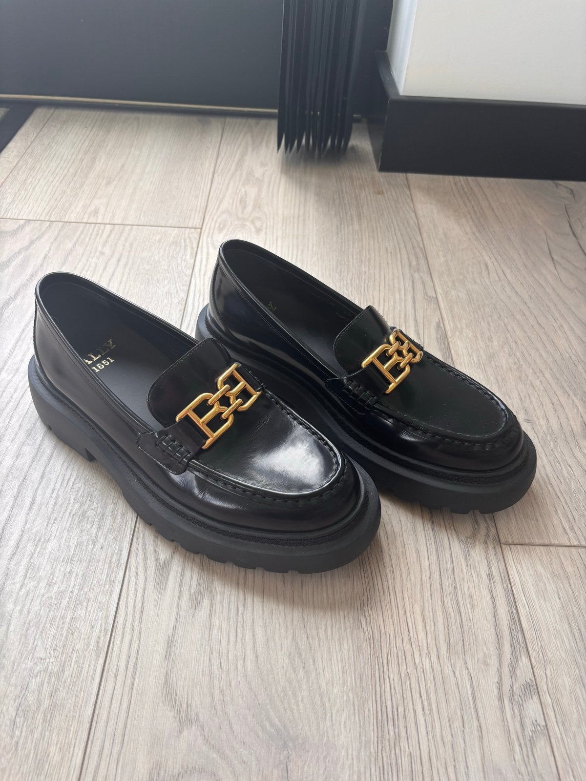 Bally Gioia Flat Loafers - Zwart Leer met Gouden Gesp, Ophalen of Verzenden, Zo goed als nieuw, Instappers, Zwart