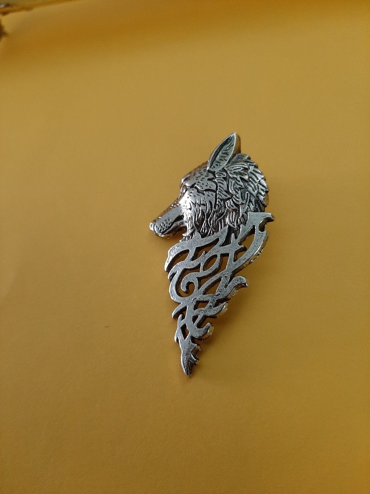 Unieke Wolf Broche - kleur ancient White, Overige materialen, 4 tot 7 cm, Nieuw, Ophalen of Verzenden