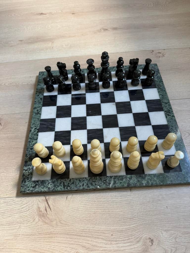 Schaakspel van steen (marmer?), Een of twee spelers, Ophalen, Gebruikt