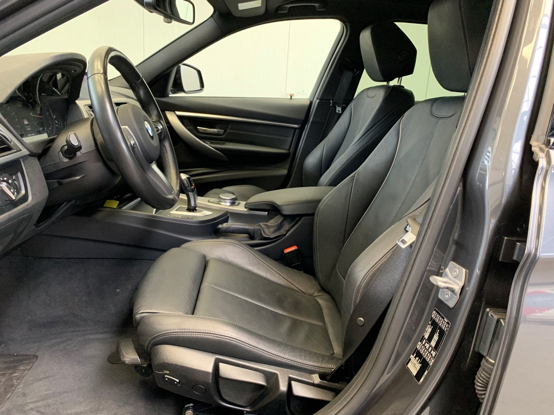 BMW 3 Serie Touring 318i M Sport Black Edition NAVI.Pro-LEDE, Auto's, Gebruikt, 1465 kg, 3 cilinders, 3-Serie