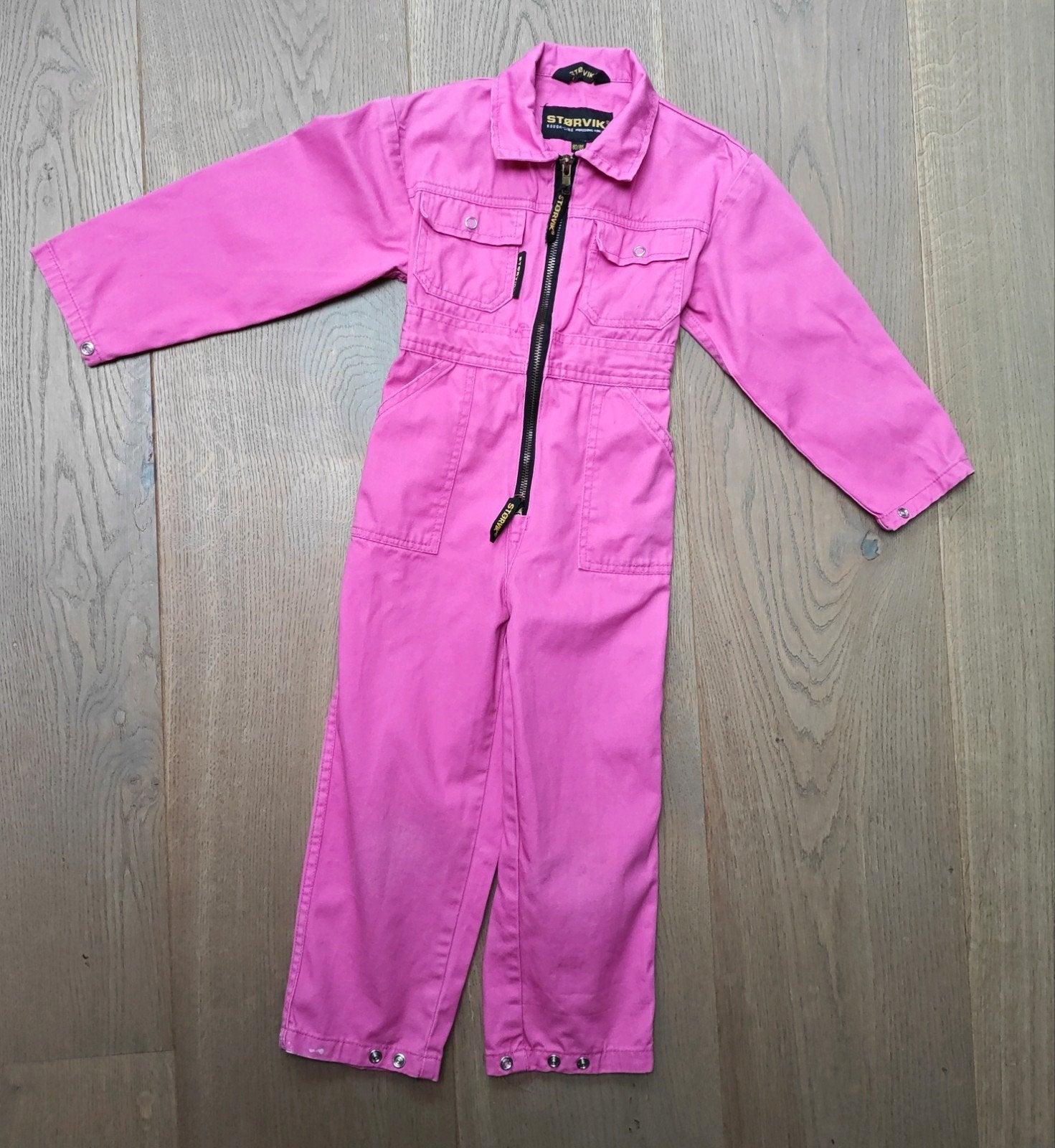 Te koop: Leuke fel roze overall van het merk STORVIK M:80/86, Tuin en Terras, Werkkleding, Kinderen, Storvik, Overall, Ophalen of Verzenden