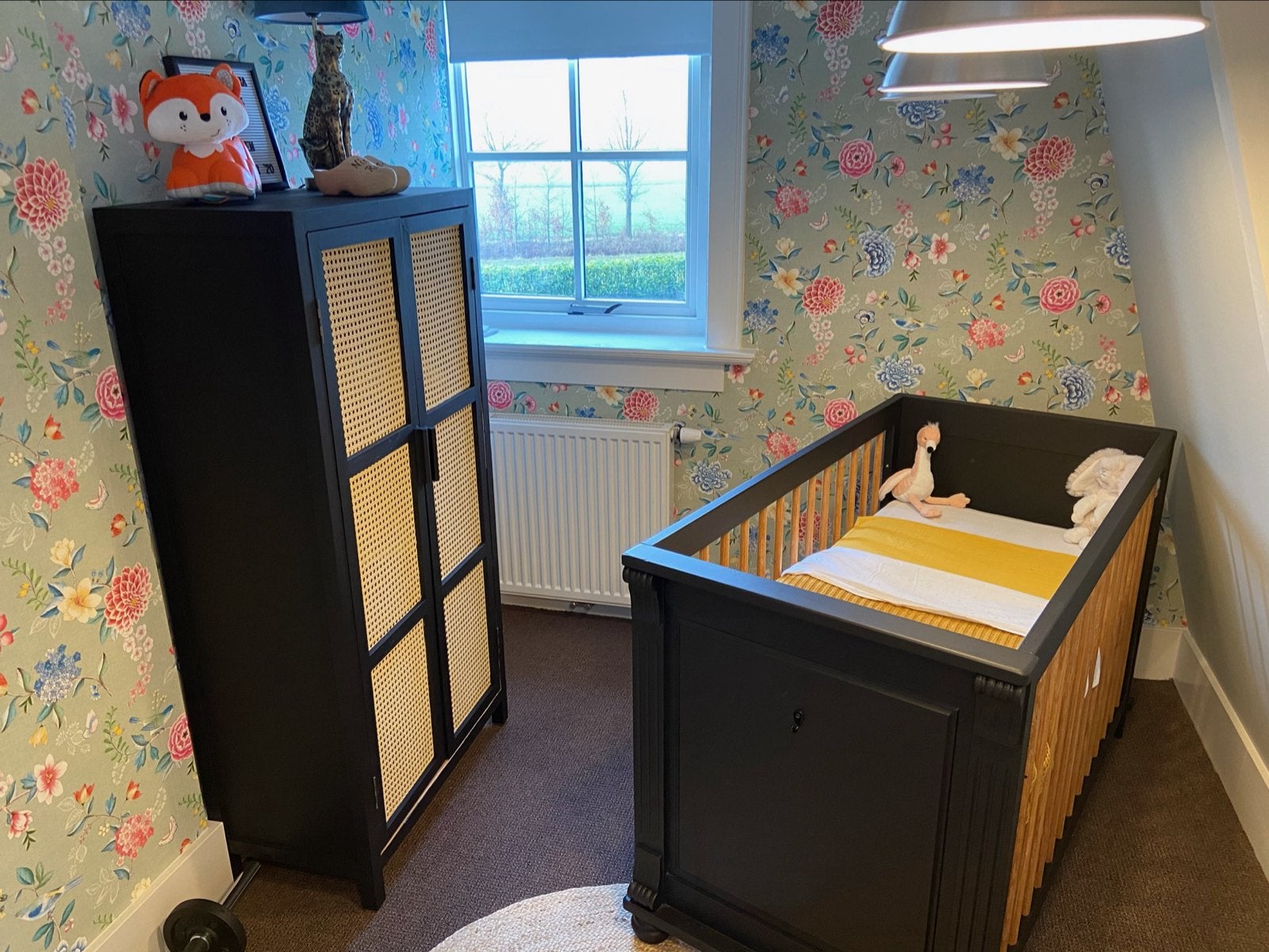 Stijlvol zwart ledikant met kast met rotan details, Ophalen, Gebruikt, Jongetje of Meisje