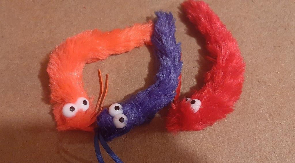 Set van 3 pluizige wormen op een touwtje, Ophalen of Verzenden, Gebruikt, Jongen of Meisje