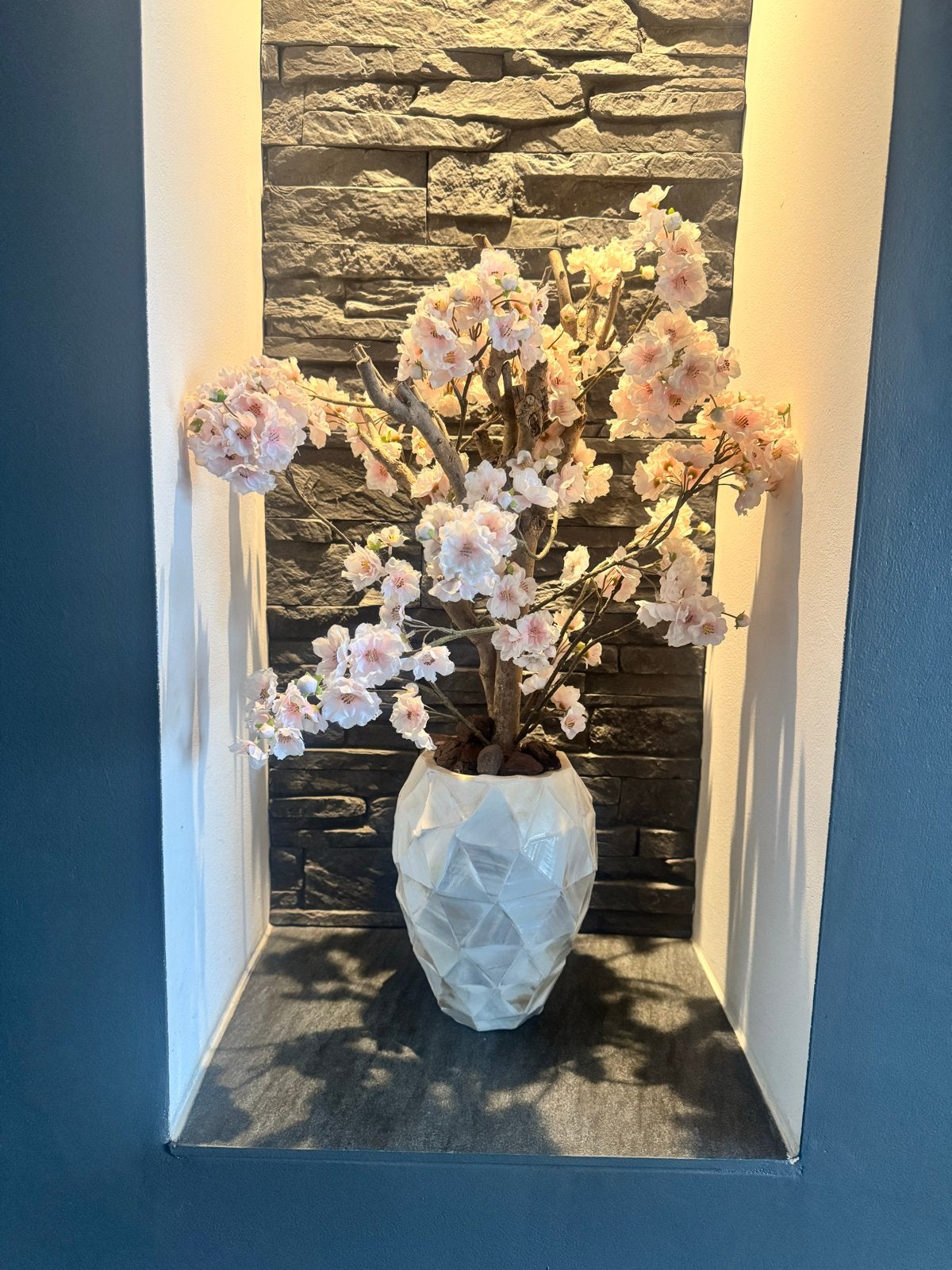 2 grote luxe schelpvazen met roze bloesem, Ophalen, Binnen, Roze, Zo goed als nieuw