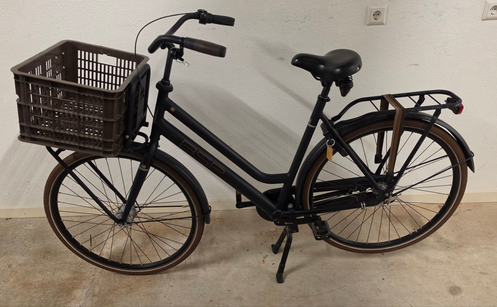 BSP Metropolis Stadsfiets Zwart 57 inch met krat en slot, Fietsen en Brommers, Fietsen | Dames | Damesfietsen, Terugtraprem, Versnellingen
