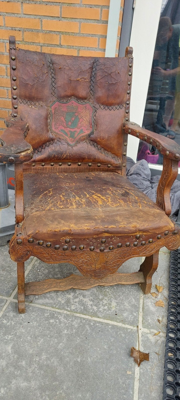 Antieke leren stoel met wapenschild - Opknapper, Ophalen of Verzenden