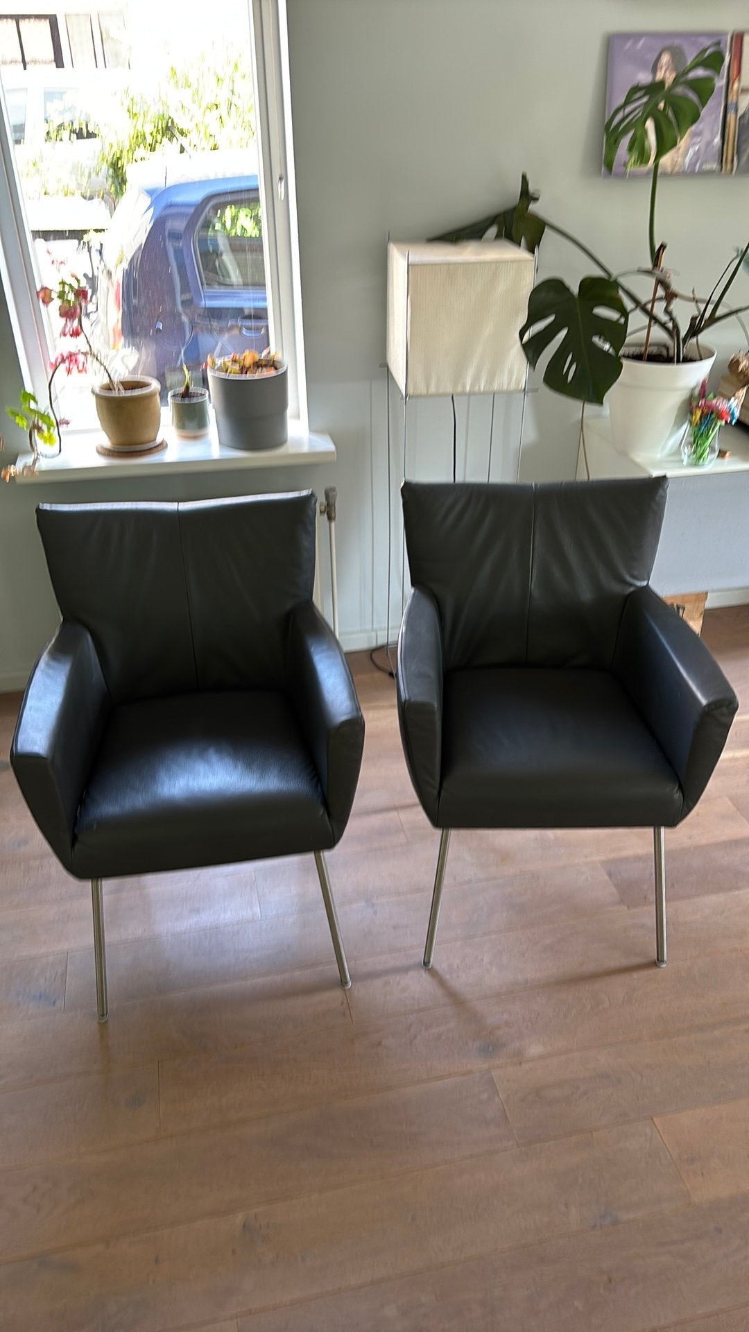 2 mooie Design on Stock fauteuils – grijs leer, Ophalen, Zo goed als nieuw, 50 tot 75 cm, Leer