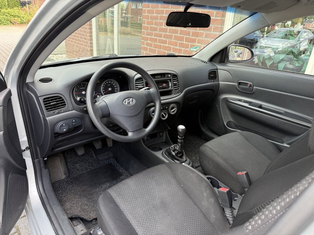 Hyundai Accent 1.4i Dynamic NIEUWE APK / RIJDT GOED / RIJKLA, Auto's, Gebruikt, Zwart, 4 cilinders, Elektrische ramen