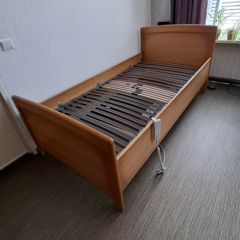 GRATIS | Eenpersoonsbed met verstelbare lattenbodem, Ophalen, Eenpersoons, Bruin, Hout