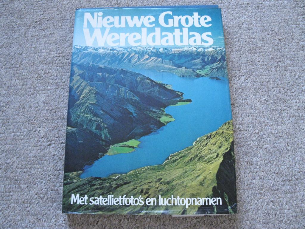Nieuwe Grote Wereld Atlas. Uitgave van Argus Elsevier., Boeken, Gelezen, Overige atlassen, Ophalen of Verzenden, 1800 tot 2000