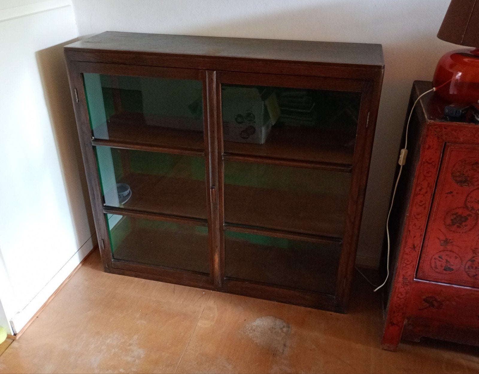 Antieke vitrine of buffet kast, Ophalen
