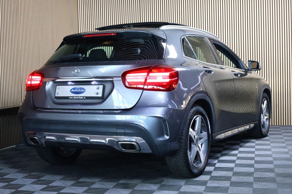 Mercedes-Benz GLA 250 AMG Premium Plus AUTOMAAT PANODAK CRUI, Auto's, Mercedes-Benz, Gebruikt, 4 cilinders, Leder en Stof, Bedrijf