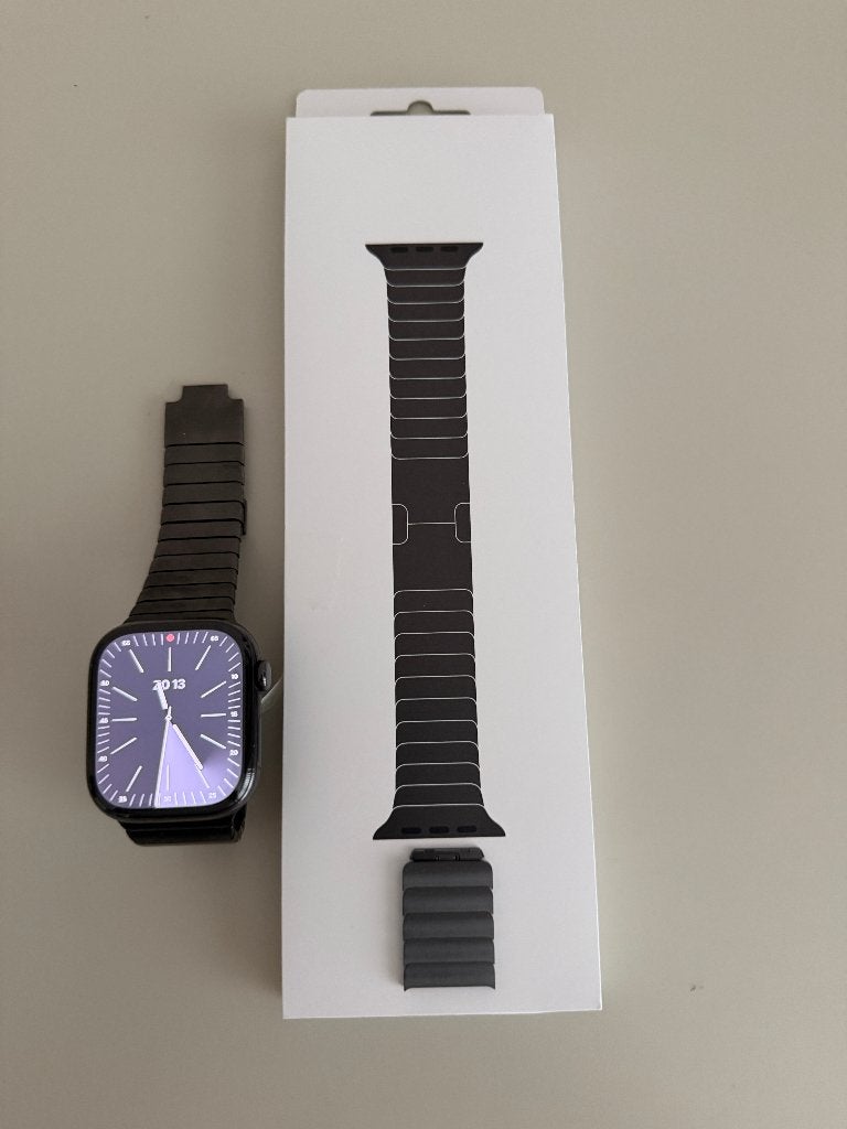 Apple Watch  10 in titanium