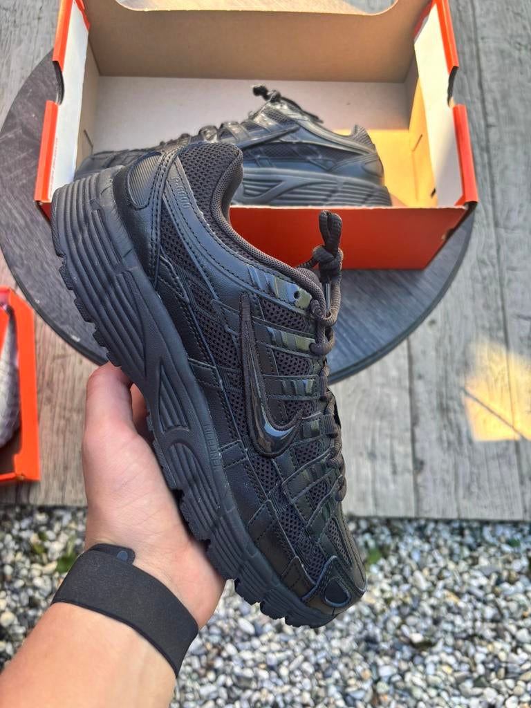 Nike p6000 triple black - maat 42,5 - nieuw, Kleding | Heren, J, Zwart, Nike, Nieuw