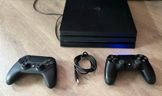 PlayStation 4 Pro met 2 controllers, Spelcomputers en Games, Met games, Met 2 controllers, Ophalen of Verzenden, Zo goed als nieuw