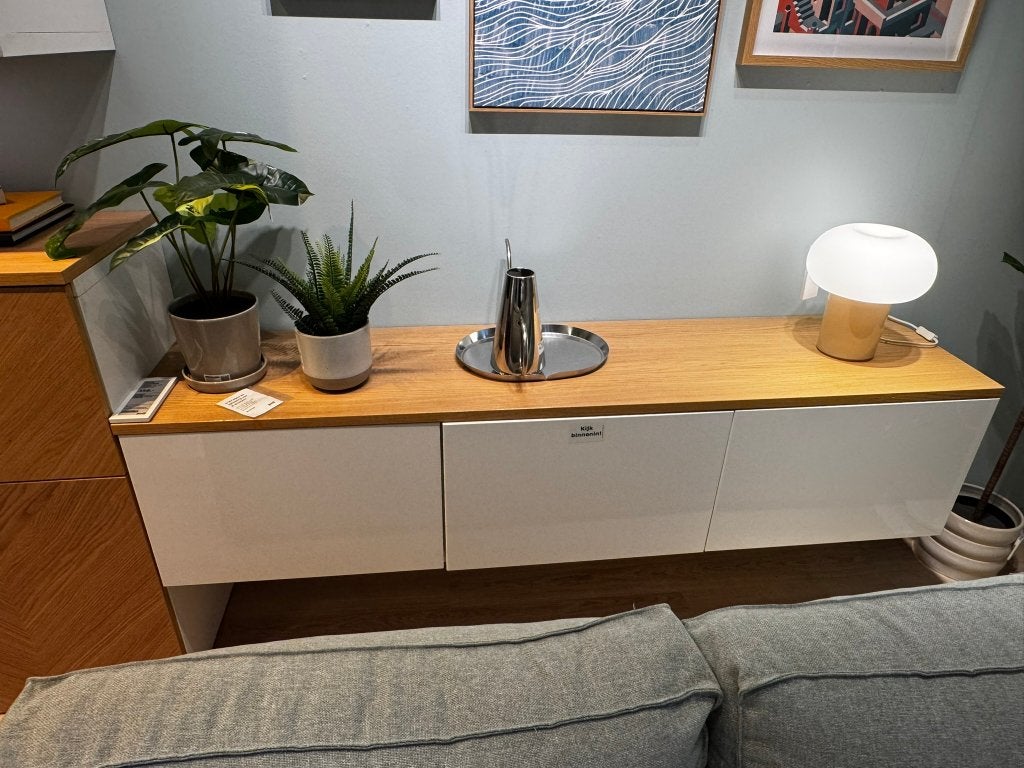 Ikea Besta Selsviken TV-meubel  Hoogglans wit met eiken blad, Ophalen, 150 tot 200 cm, Eikenhout, Zo goed als nieuw