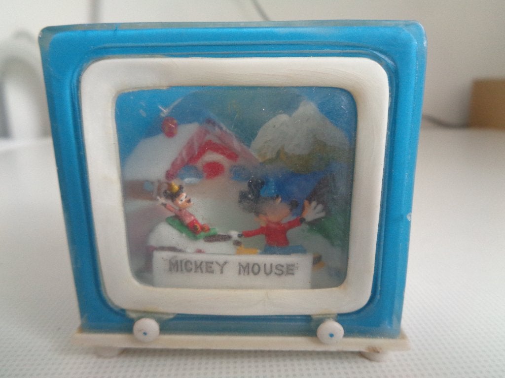 Vintage Mickey Mouse sneeuwbol in tv-vorm, Ophalen of Verzenden, Mickey Mouse, Gebruikt, Beeldje of Figuurtje