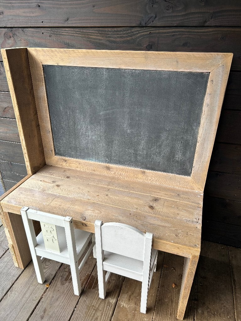 Steigerhout kinderbureau met krijtbord en twee stoeltjes, Ophalen, Zo goed als nieuw, Tafel(s) en Stoel(en)