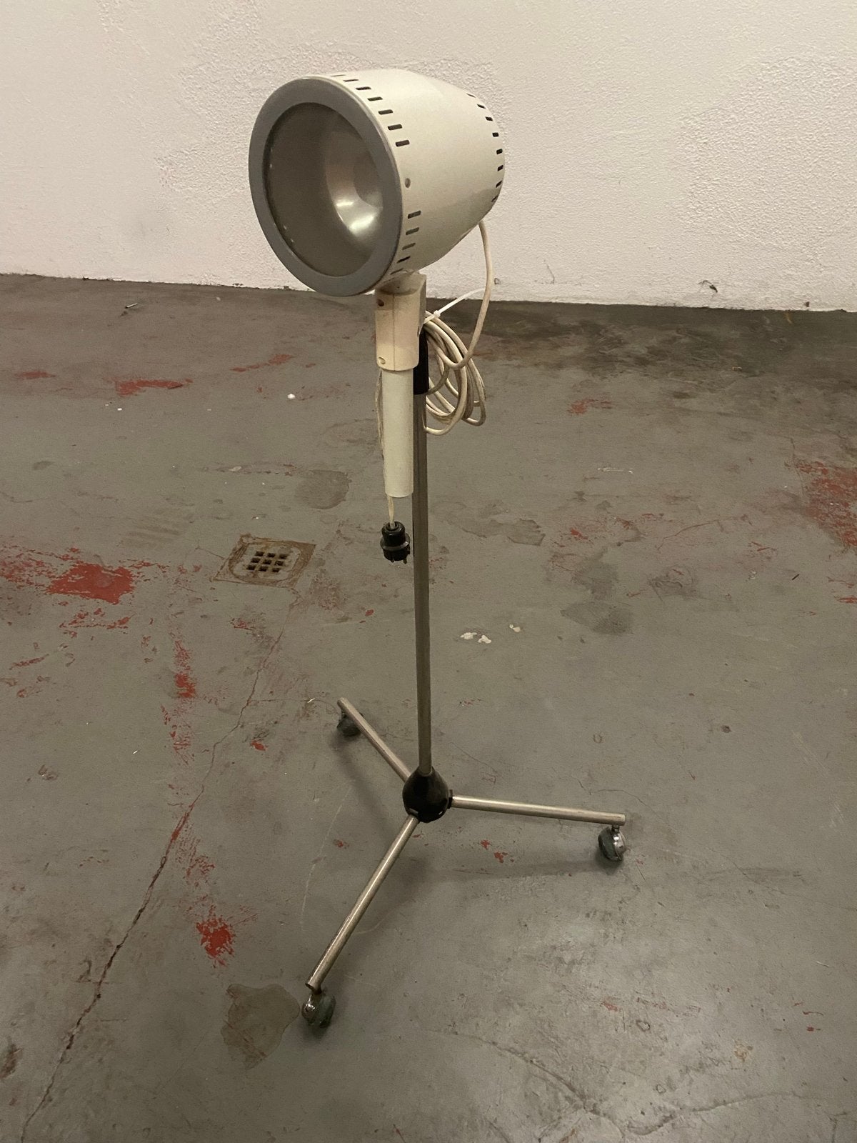 Industriële verstelbare 60er jaren vloerlamp op wielen, Antiek en Kunst, Antiek | Lampen, Ophalen of Verzenden