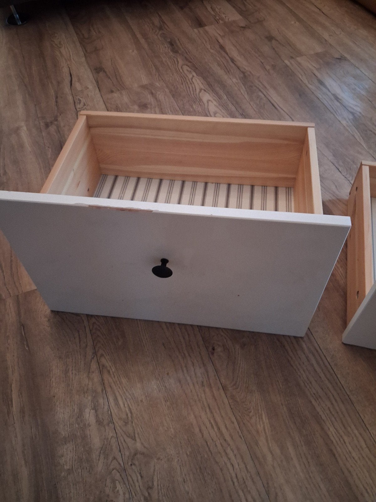 Twee houten laden met witte fronten en knoppen, Ophalen