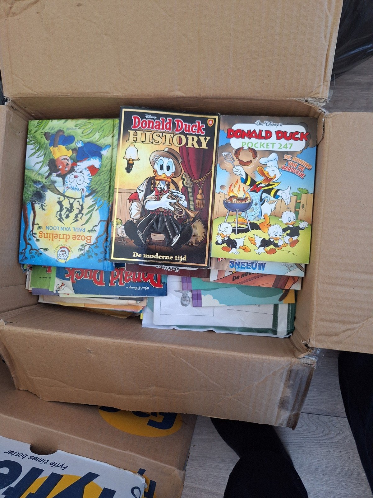 Een hele doos vul met donald duck, Meerdere comics, Ophalen of Verzenden, Gelezen, Europa