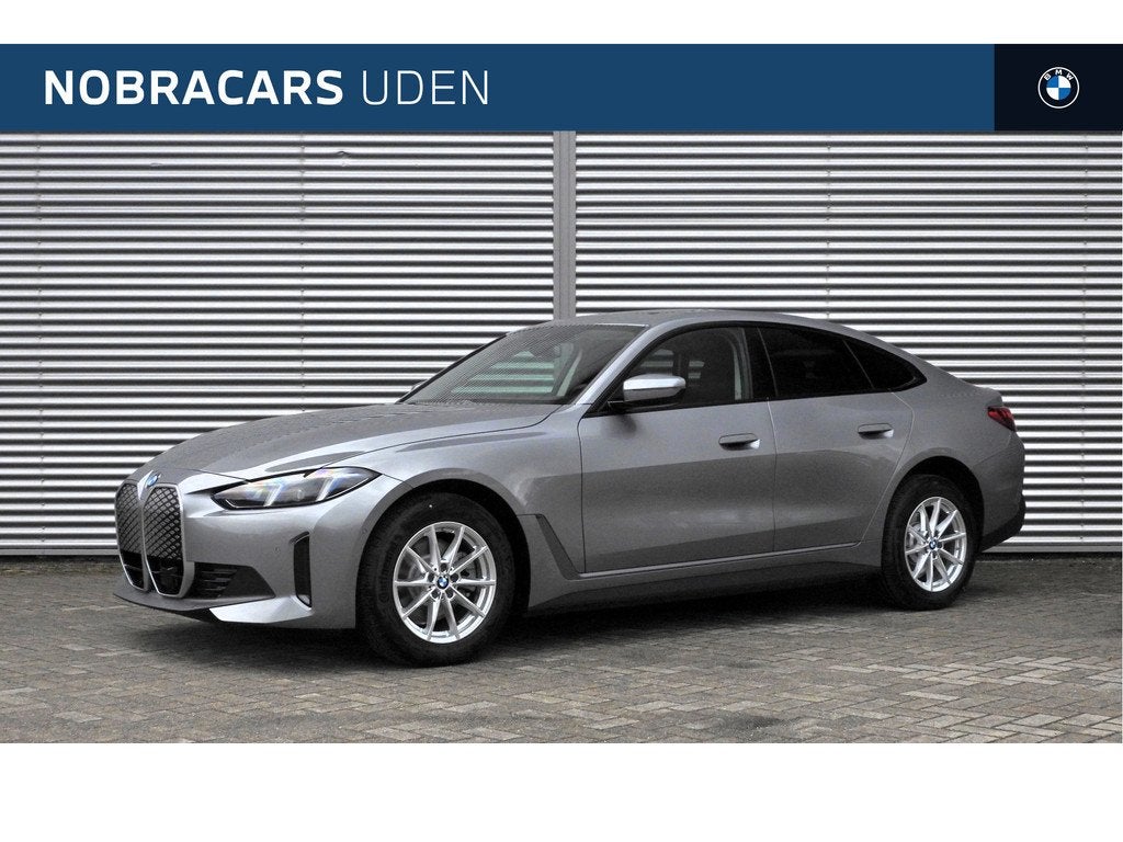 BMW i4 eDrive40 / Schuif-kanteldak / Achteruitrijcamera / Ad, Auto's, BMW, Achterwielaandrijving, Zwart, 2020 kg, Automatische klimaatregeling