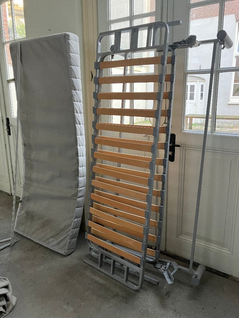 Opklapbaar bed met lattenbodem en matras, Huis en Inrichting, Ophalen, Praktisch en ruimtebesparend, 140 cm, Twijfelaar