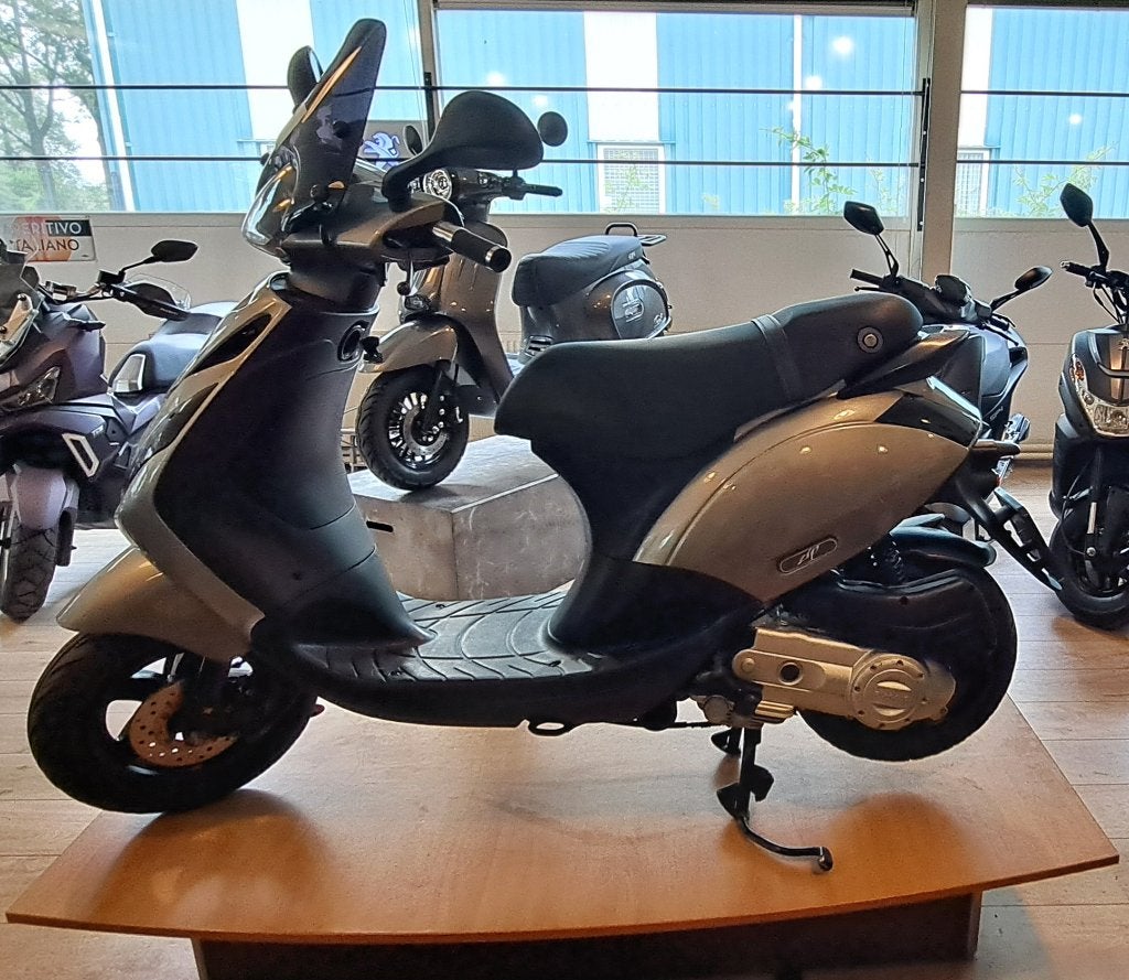 Piaggio Zip bromscooter "rookzilver", Ophalen, Overige modellen, Zo goed als nieuw, Benzine