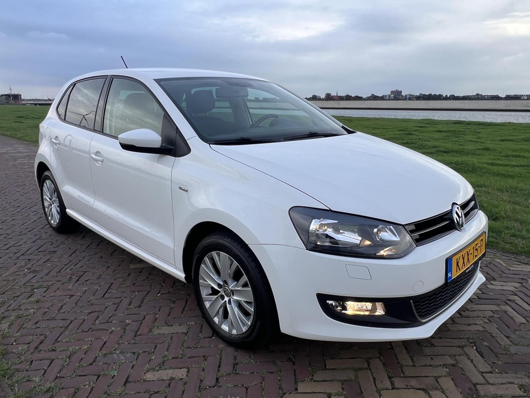 Volkswagen Polo 1.2-12V 6R AIRCO|CRUISE|CARPLAY|5DRS|NW APK, Stof, Gebruikt, Zwart, 1198 cc