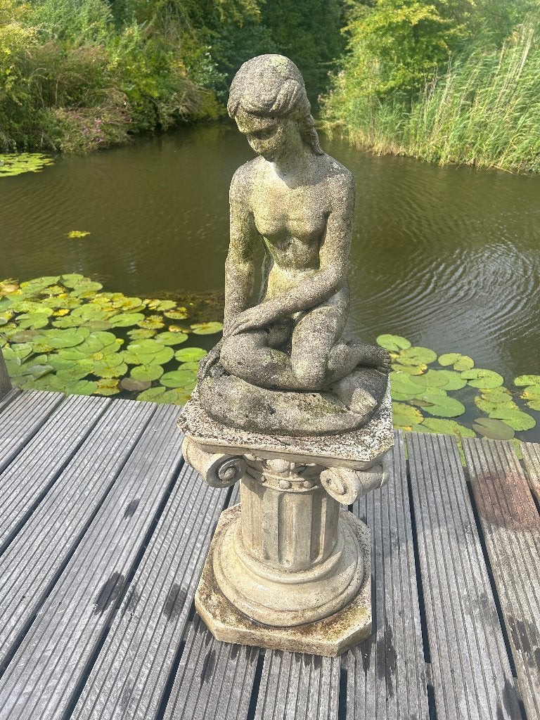 Zittende naakte vrouw van beton op een kunststof pilaar, Ophalen, Gebruikt, Beton, Mensenbeeld