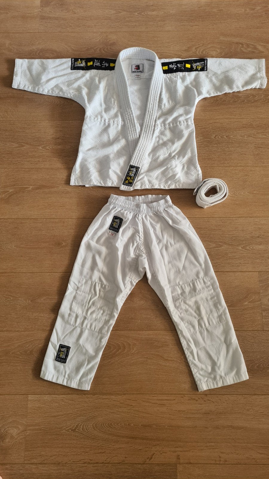 Matsuru Judo/Karate Pak Maat 110 met Witte Band, Maat XS of kleiner, Ophalen of Verzenden, Gebruikt, Judo