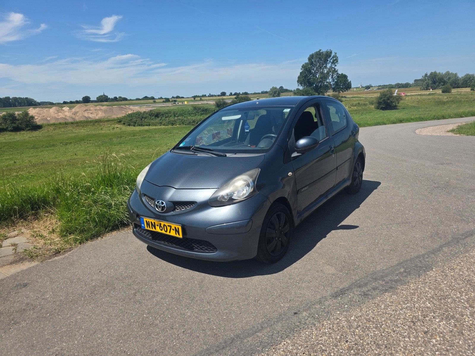 Toyota 2005 Grijs 5 deurs, Voorwielaandrijving, 28 km/l, 4 stoelen, 68 pk