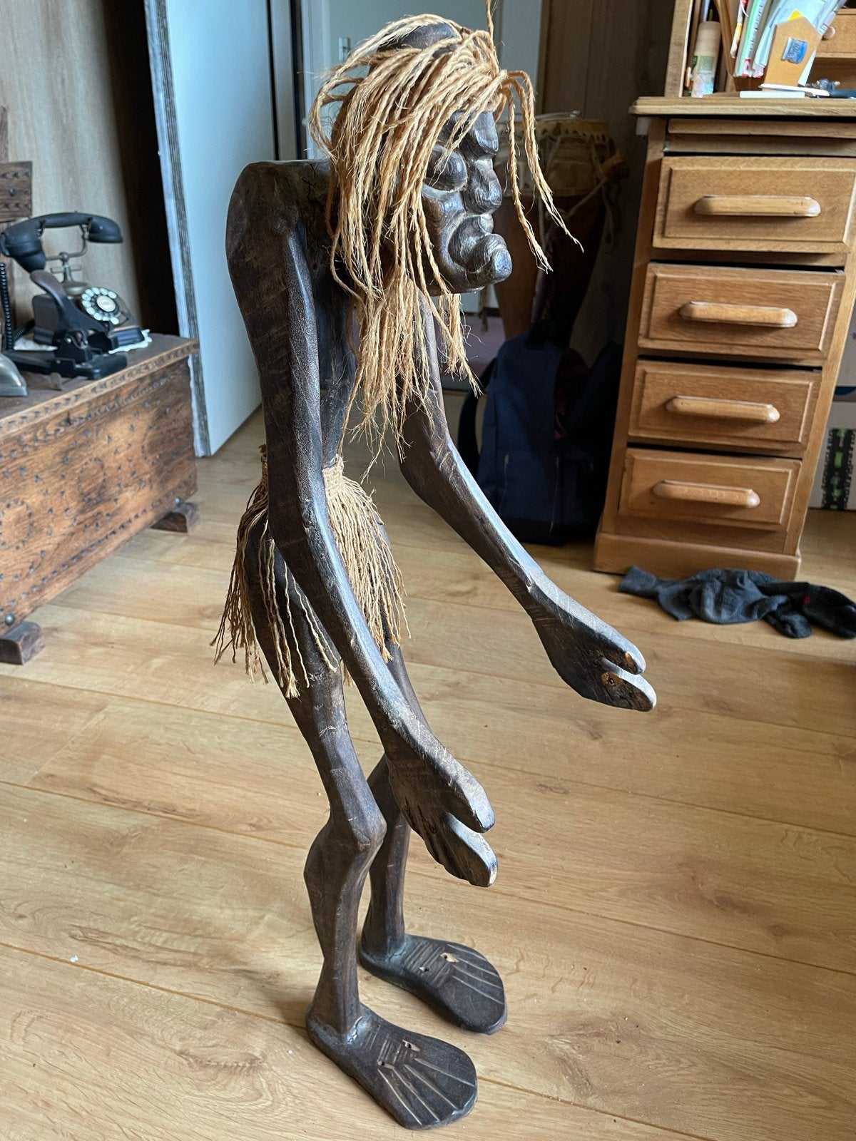 Unieke handgesneden houten sculptuur met raffia haar, Overige onderwerpen, Handgemaakt, Beeld, Hout
