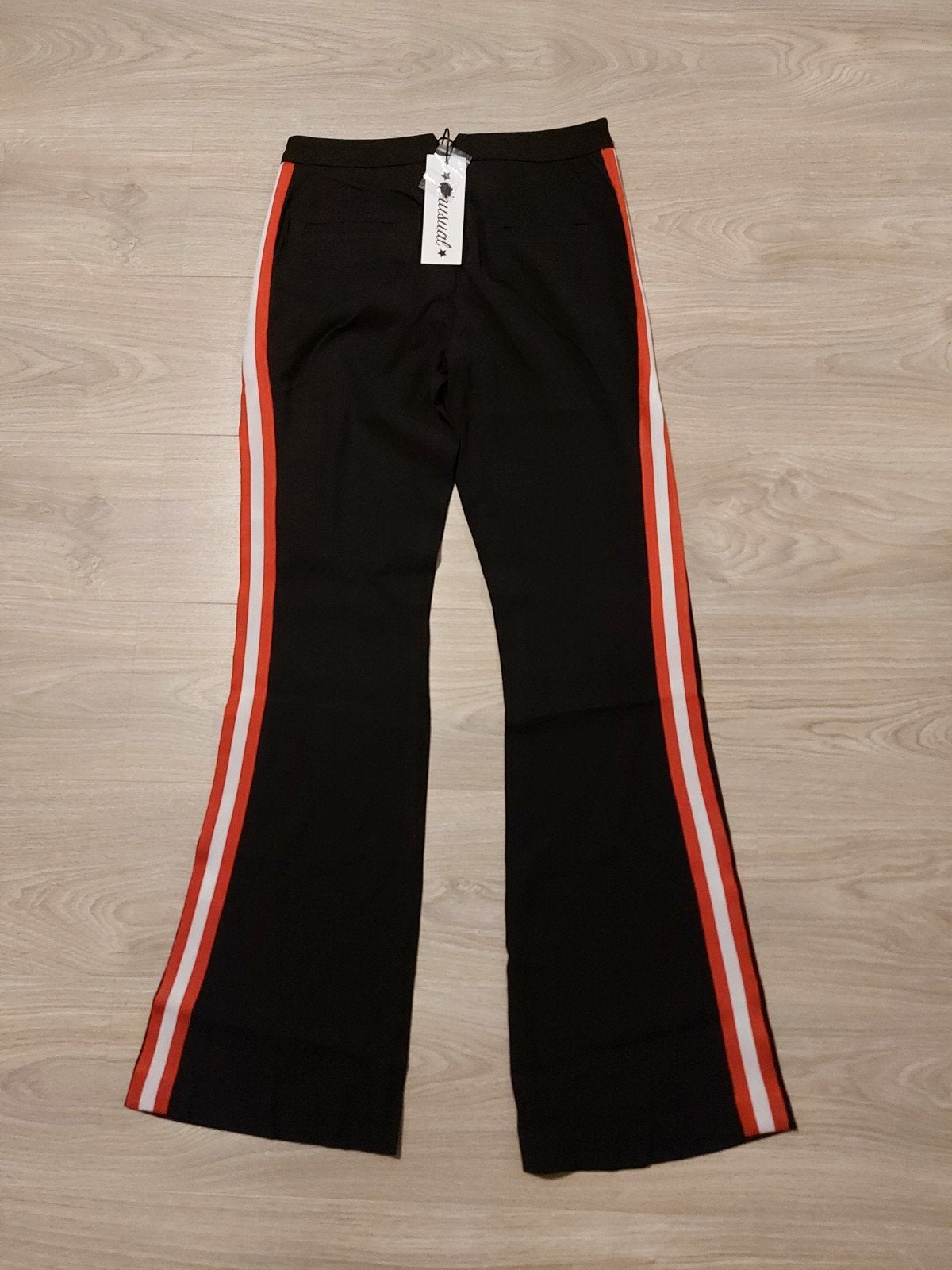 Zwarte flared broek met rode en witte strepen - Nieuw, Maat 38/40 (M), Zwart, Nieuw, Ophalen of Verzenden