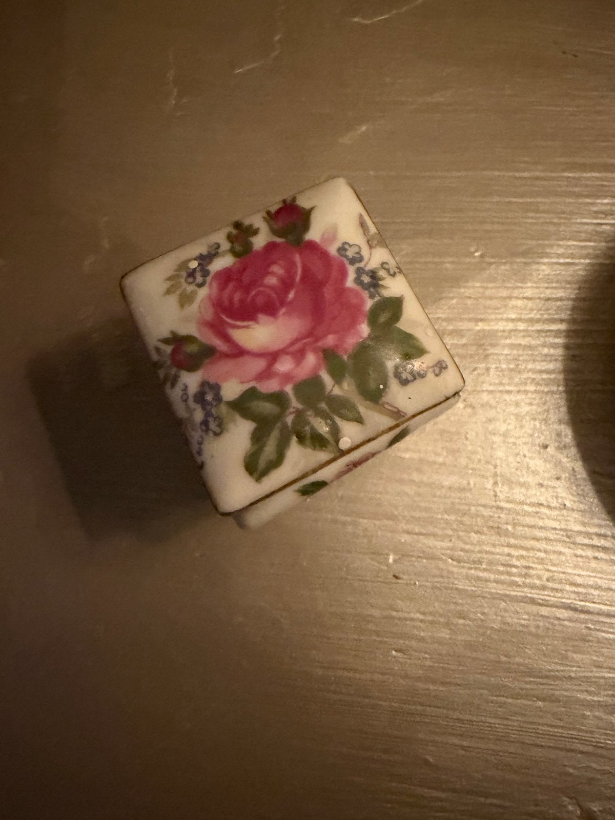 Antiek porseleinen pillendoosje met rozenmotief, Antiek en Kunst, Ophalen of Verzenden
