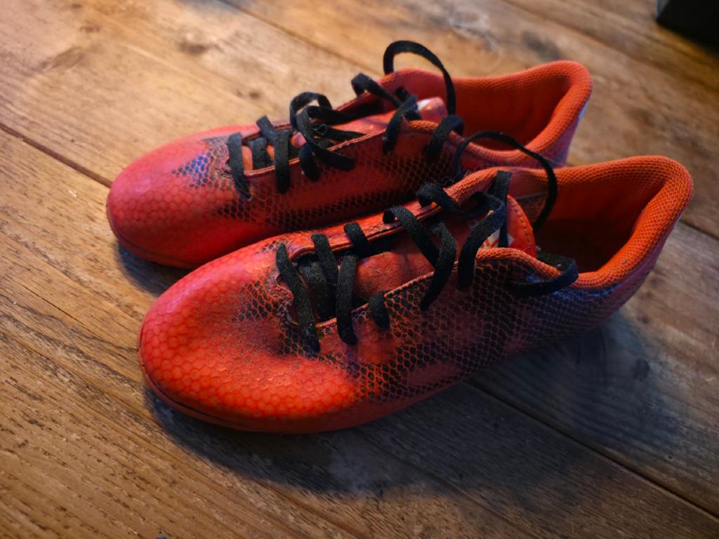 Adidas zaalvoetbalschoenen - Maat 37 1/3. Nieuwstaat, Schoenen, Ophalen of Verzenden, Zo goed als nieuw, Maat S