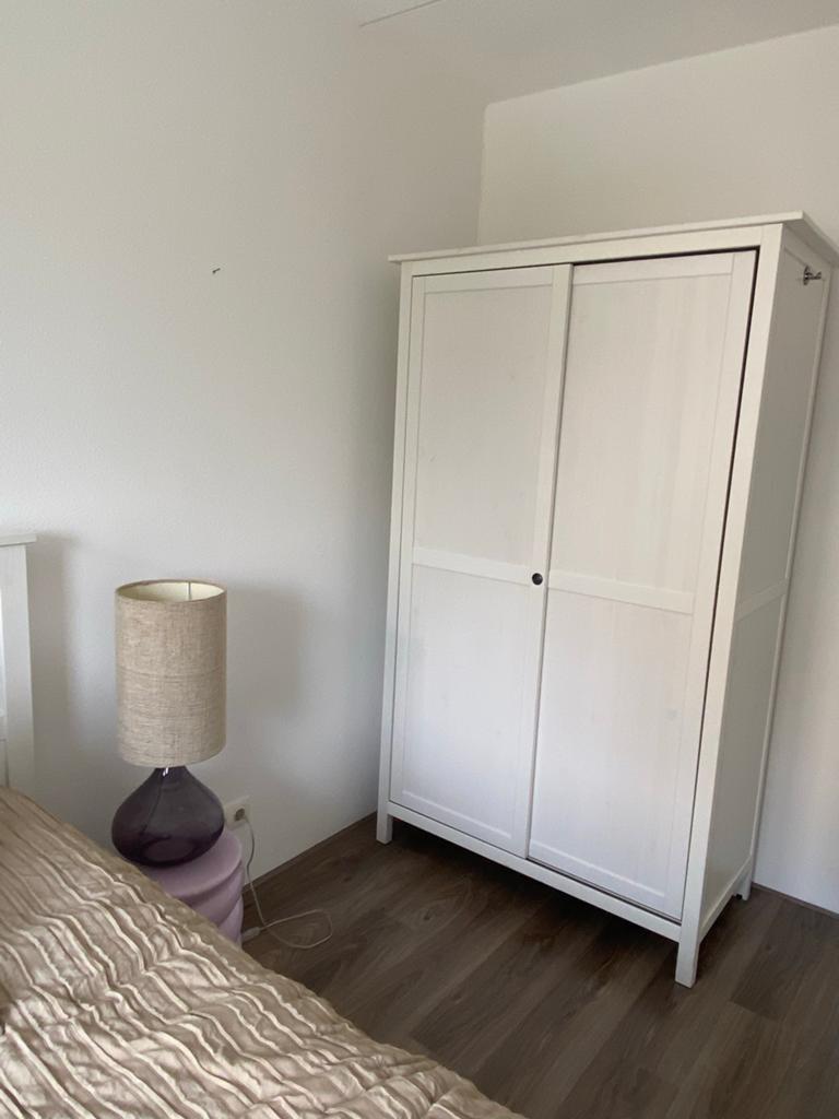 Witte kledingkast met schuifdeuren vandaag weg, Huis en Inrichting, 100 tot 150 cm, Ophalen of Verzenden, Zo goed als nieuw, 150 tot 200 cm