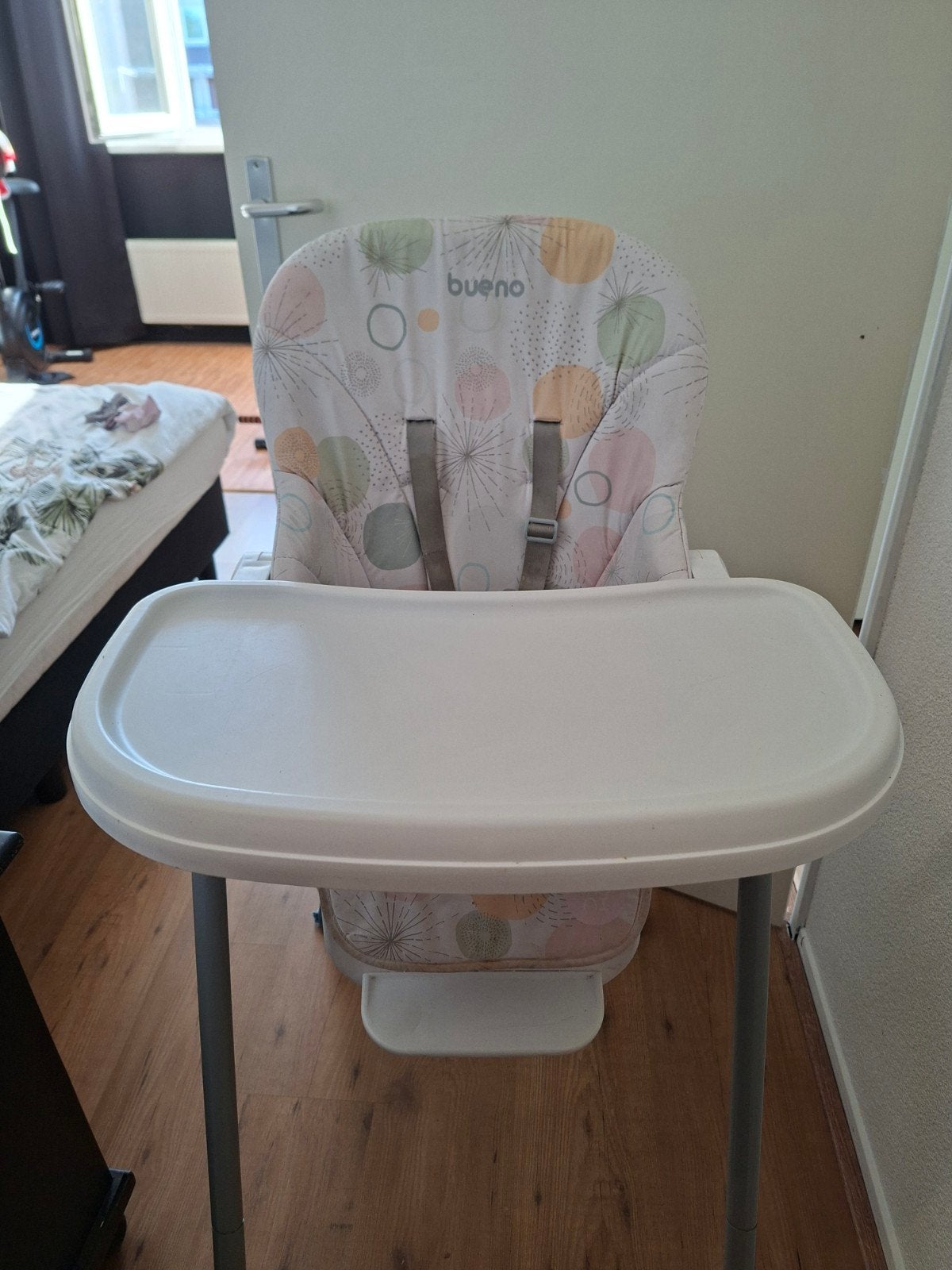 Bueno kinderstoel met afneembaar eetblad en gordels, Ophalen, Gebruikt, Overige typen, Gordel(s)