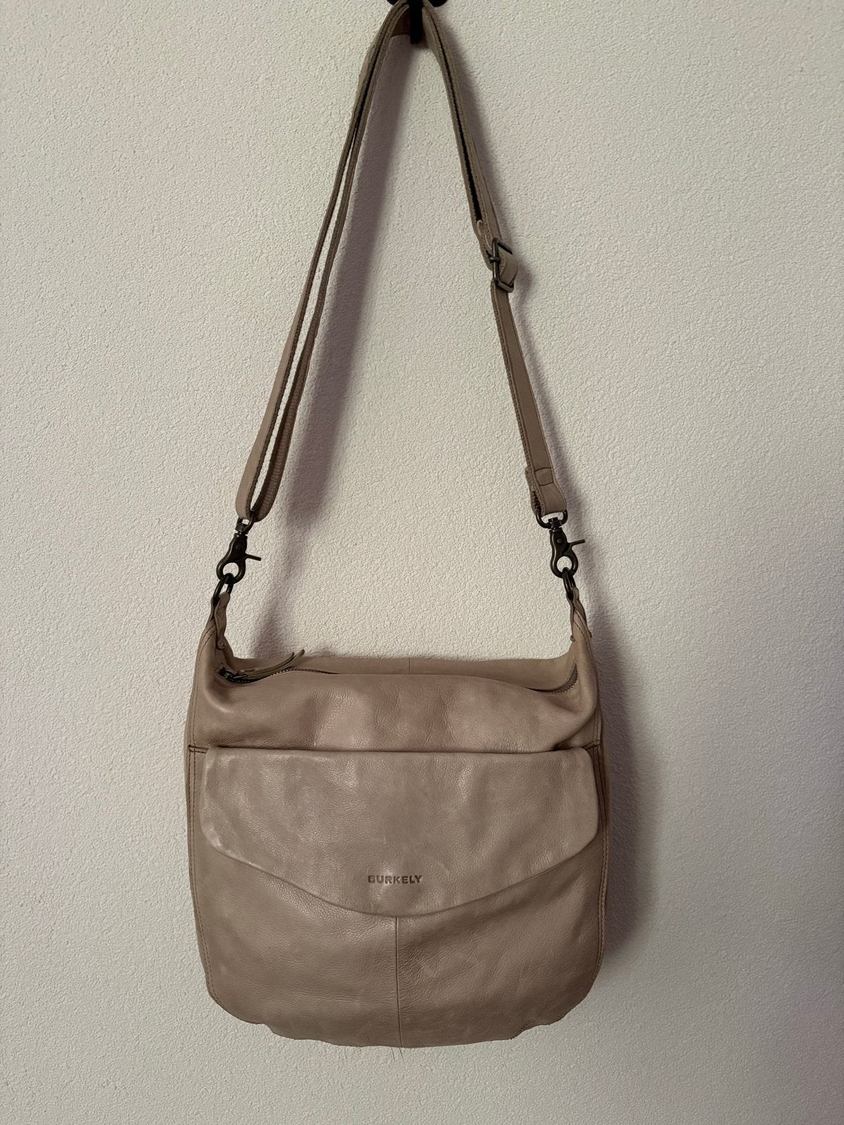 Burkely Just Jackie Leren Schoudertas - Hobo Model, Overige merken, Beige, Ophalen of Verzenden, Zo goed als nieuw