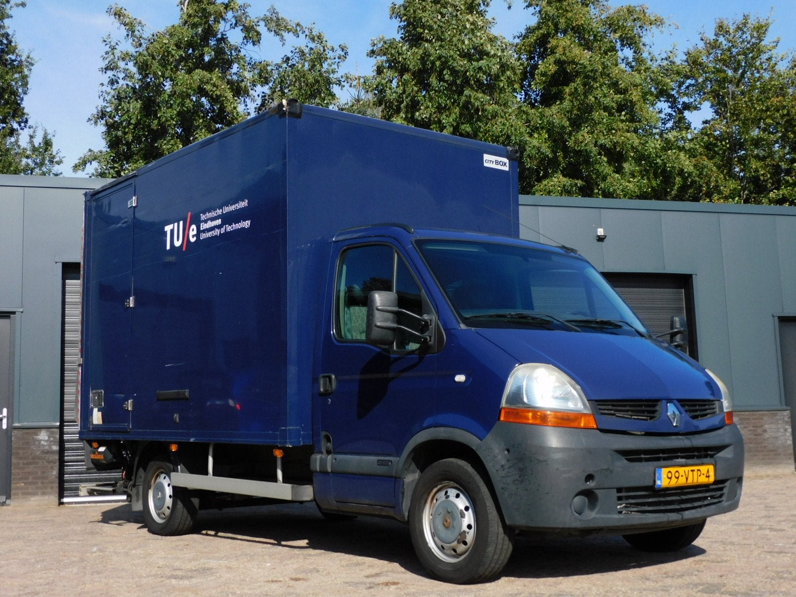Renault Master T35 2.5 dCi L2H1 LAADKLEP! AIRCO! CRUISE! NAV, Voorwielaandrijving, Gebruikt, Zwart, 4 cilinders
