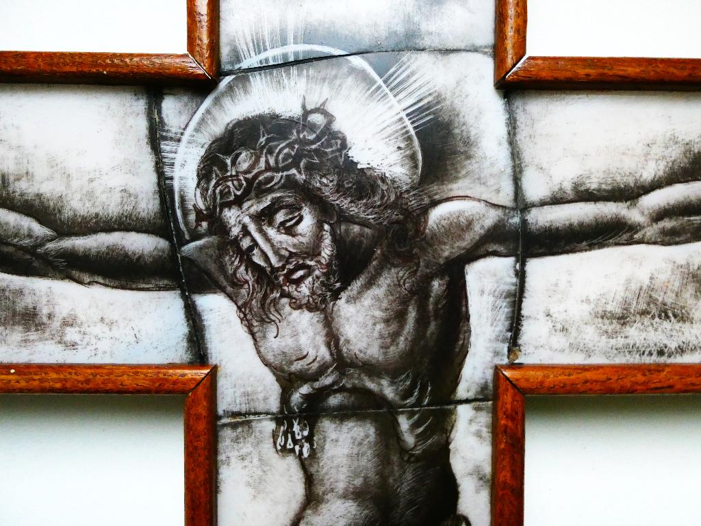 Groot kruisbeeld / crucifix gebrandschilderd opaline glas, Antiek en Kunst, Antiek | Religie, Ophalen of Verzenden