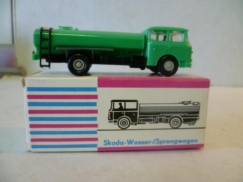 Veb DDR Skoda Wasserwagen in doos 1:87 HO modelauto, Ophalen of Verzenden, Nieuw, Bus of Vrachtwagen, Overige merken