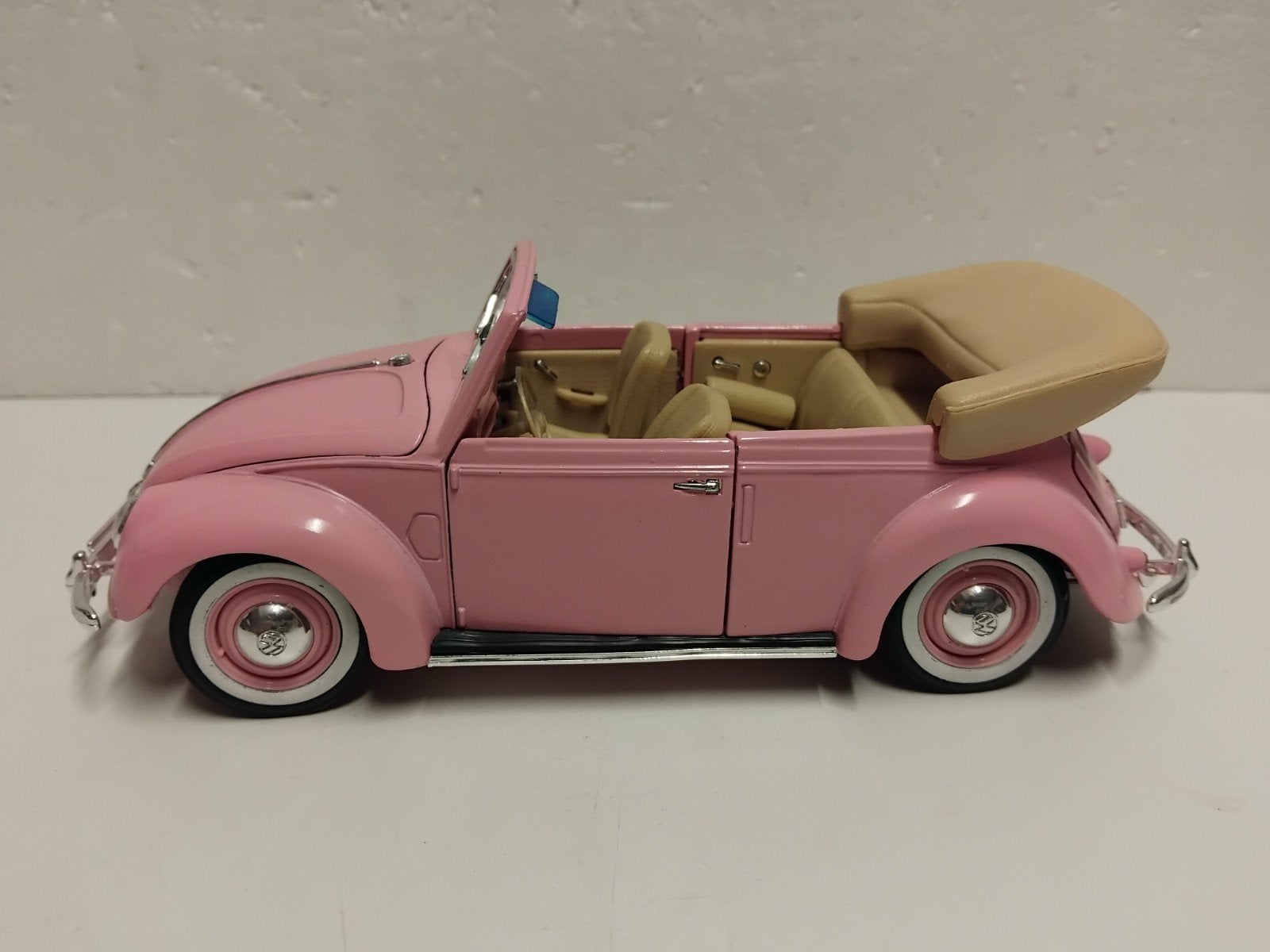 Volkswagen Kever 1951 cabriolet pink roze Maisto 1:18 KRD, Ophalen of Verzenden, Zo goed als nieuw, Auto, Maisto