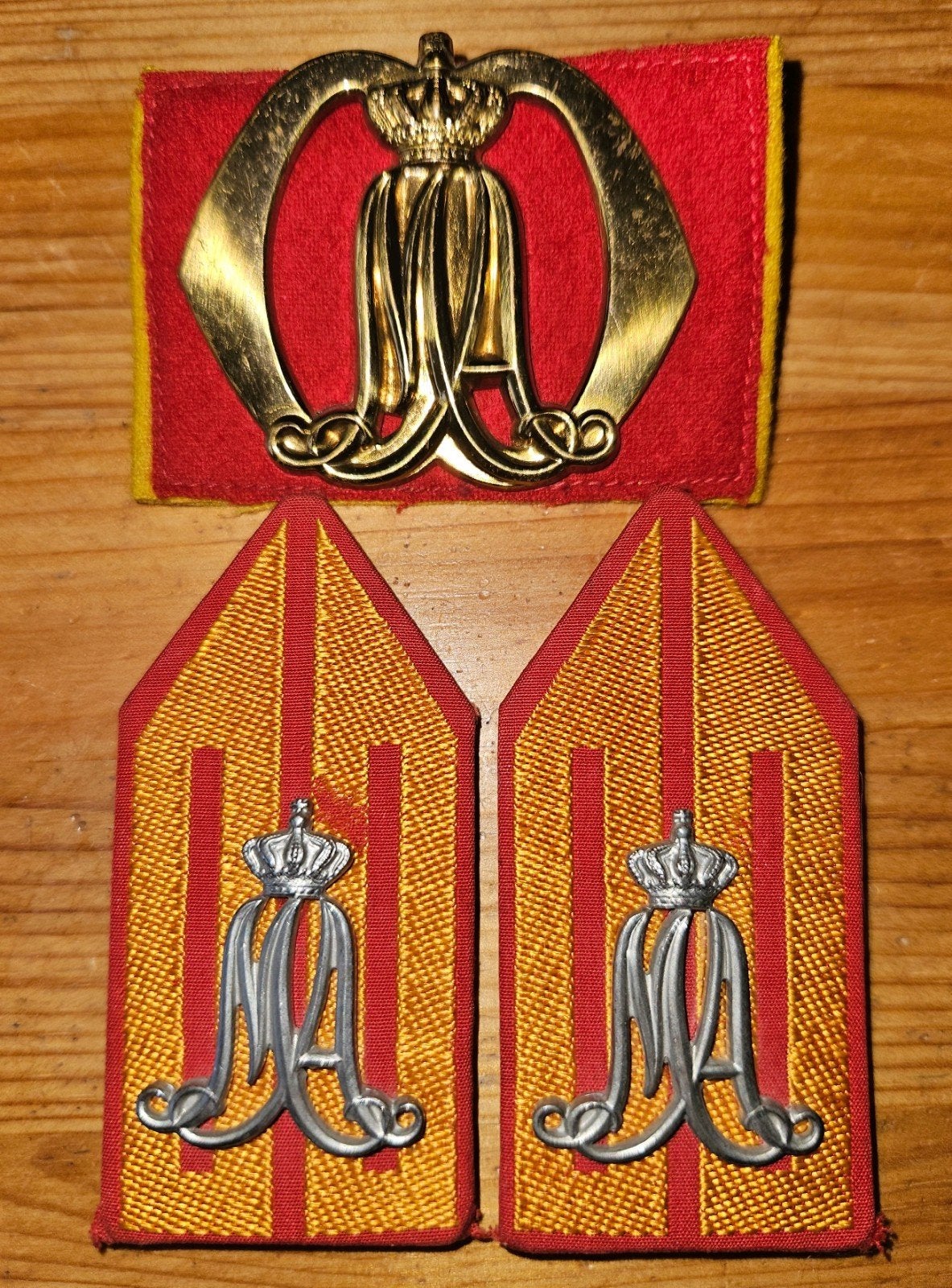 Baretembleem + kraagspiegels KMA, Verzamelen, Militaria | Algemeen, Ophalen of Verzenden, Landmacht, Nederland, Embleem of Badge