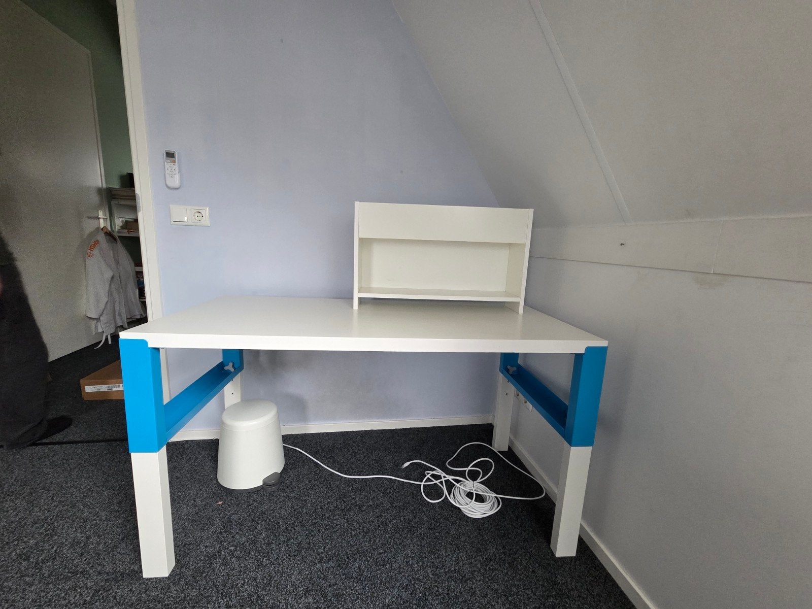 Ikea Kinderbureau - In hoogte verstelbaar met opzetkastje, Ophalen, Gebruikt, Kinderbureau, In hoogte verstelbaar
