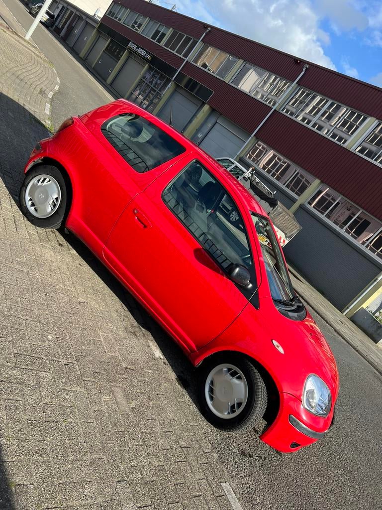 Toyota Yaris 1.0 16V Vvti 3DR 2004 Rood, 31 €/maand, 4 cilinders, 400 kg, 855 kg